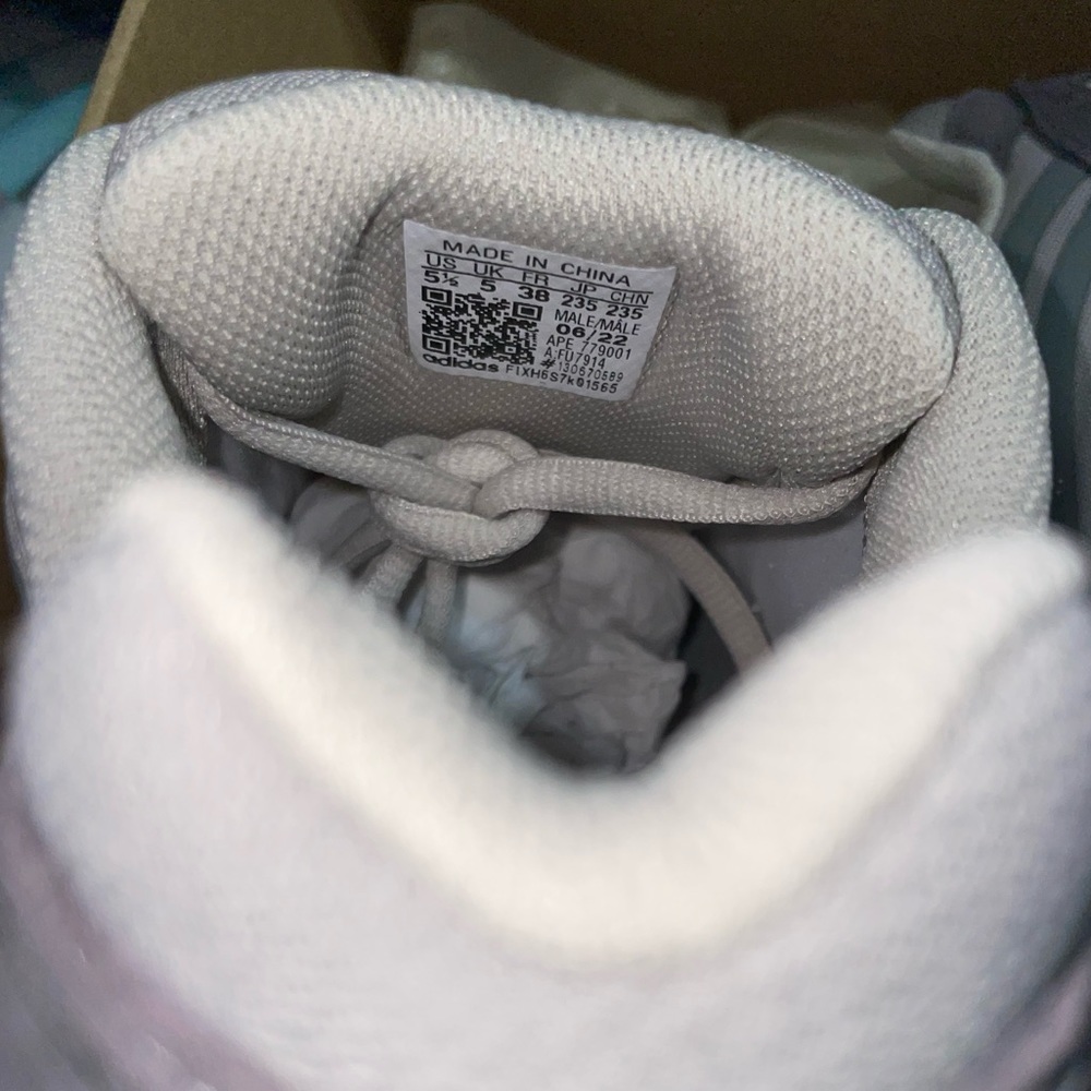 Yeezy Boost 700 - Picture 2 of 4